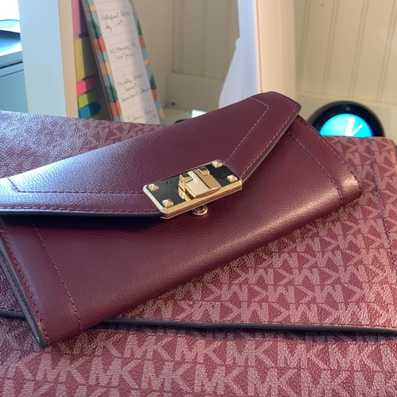 Michael Kors Merlot signature large satchel and matching credit card wallet - Picture 13 of 16